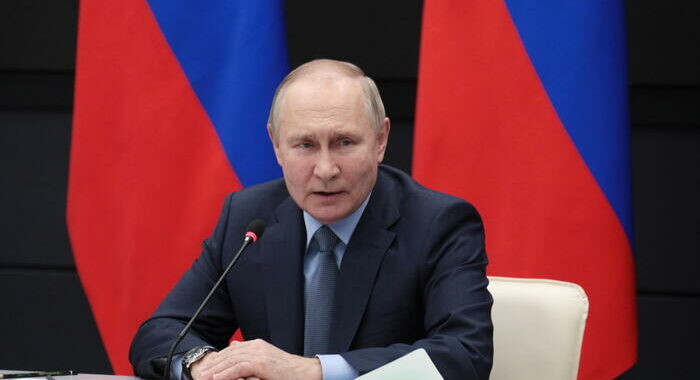 Putin, l’Occidente cerca di ‘dividere’ la Russia in Ucraina