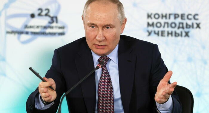 Putin vieta ‘promozione’ relazioni Lgbt, firmata la legge
