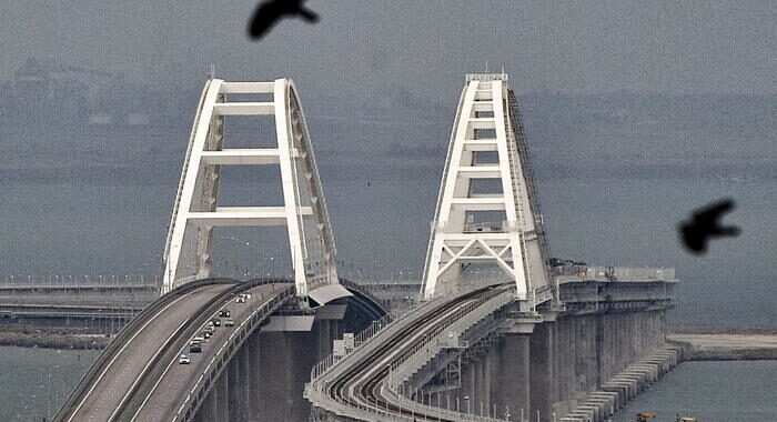 Putin visita ponte in Crimea colpito da attentato