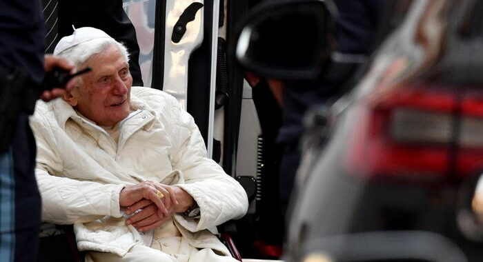 Ratzinger resta stabile, continua a partecipare a messa