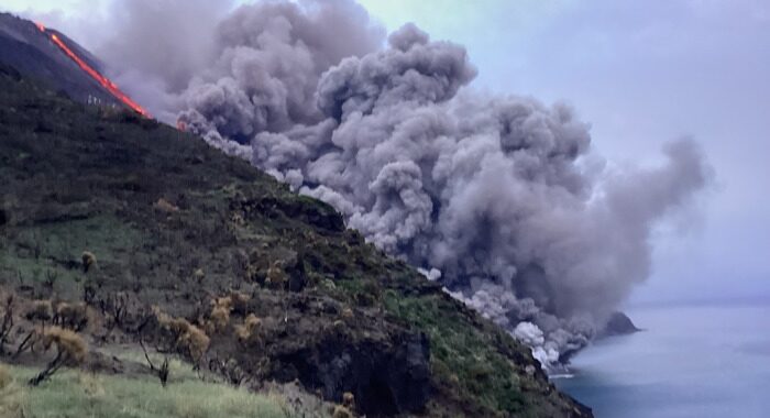 Stromboli: prosegue eruzione, la lava raggiunge il mare