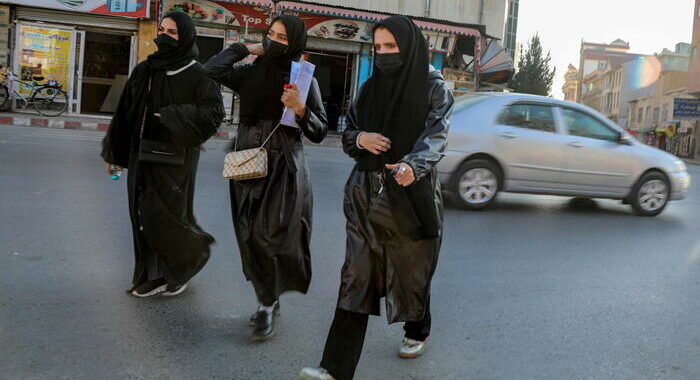 Talebani, bando donne università per non rispetto regole