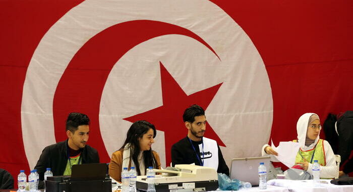 Tunisia: bassa affluenza voto, opposizioni delegittimano Saied