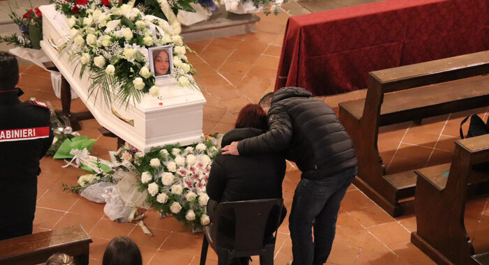 Ultimo saluto a due ragazzi morti nell’incidente in Umbria