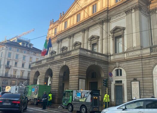 Vernice contro la Scala, Polizia denuncia 5 attivisti