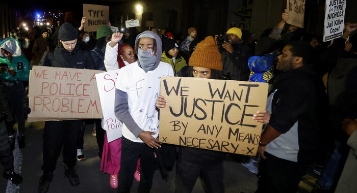 Afroamericano ucciso, scoppiano proteste in molte città Usa