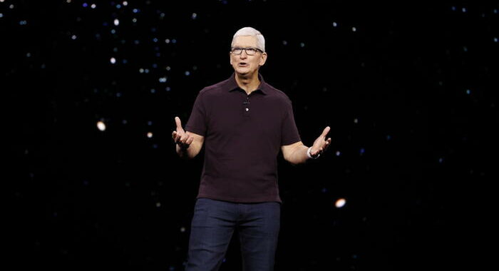 Apple: Tim Cook si taglia lo stipendio del 40% a 49 milioni