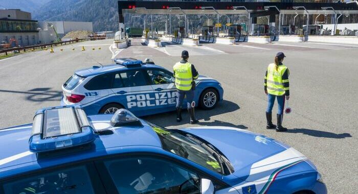 Auto tifosi Napoli forza posto blocco a Genova, un denunciato