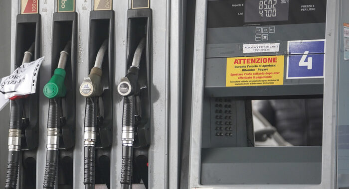 Benzina: Codacons, gasolio in autostrada anche oltre i 2,5 euro