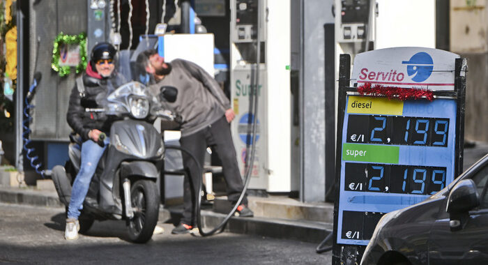 Benzina: consumatori, boicottate i distributori più cari