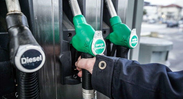Benzina: dati ministero, aumento in linea con rialzo accise