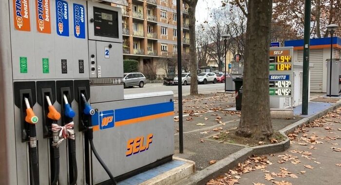 Benzina: Qe, servito sale a 1,96 euro