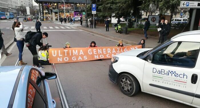 Blitz Ultima generazione, blocco del traffico in centro a Milano