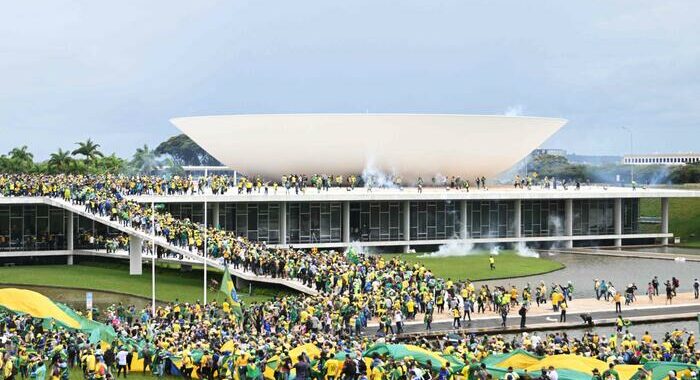Brasile: sostenitori di Bolsonaro assaltano area Congresso