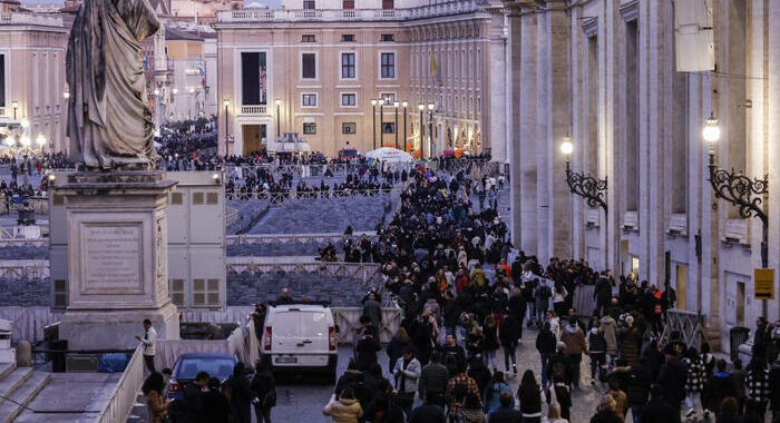 Centomila persone previste domani a funerali Ratzinger