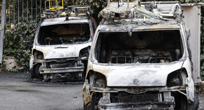Cinque auto in fiamme a Roma e la scritta ‘No 41 bis’