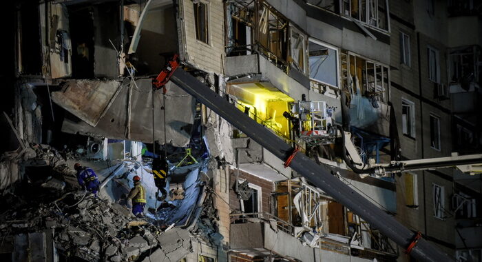 Cremlino nega bombardamento del condominio a Dnipro