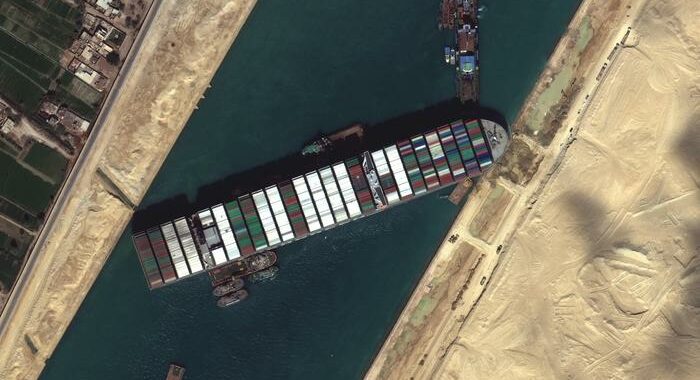 Egitto: cargo si incaglia nel canale di Suez