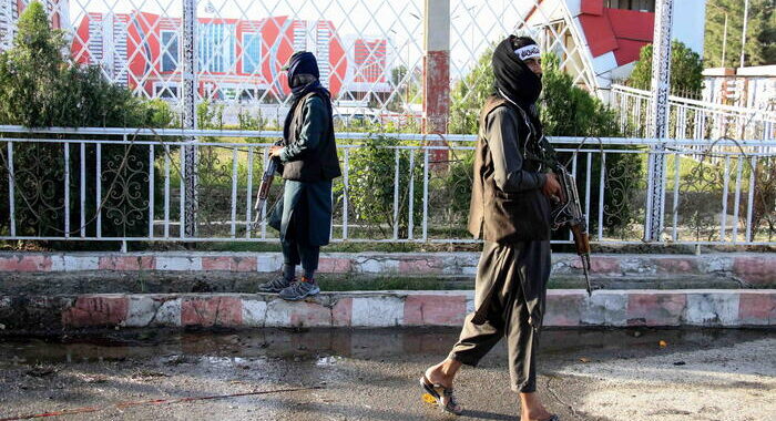 Esplosione vicino all’aeroporto militare di Kabul, diversi morti