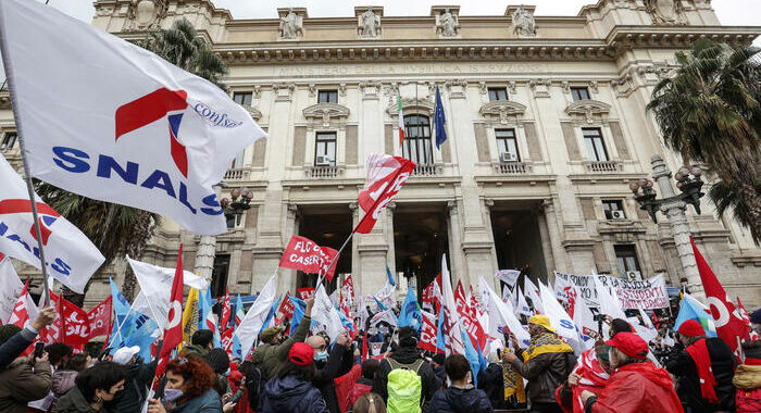 Flc Cgil,con idee Valditara distruzione scuola pubblica