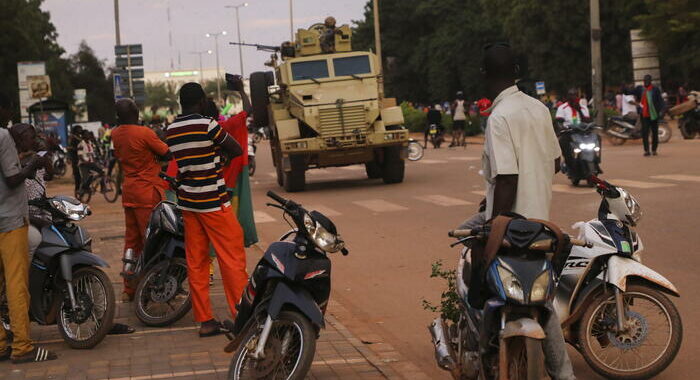 Francia: via le truppe dal Burkina Faso entro un mese