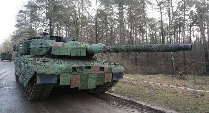 Germania dà ok a partner che vogliono inviare tank a Kiev