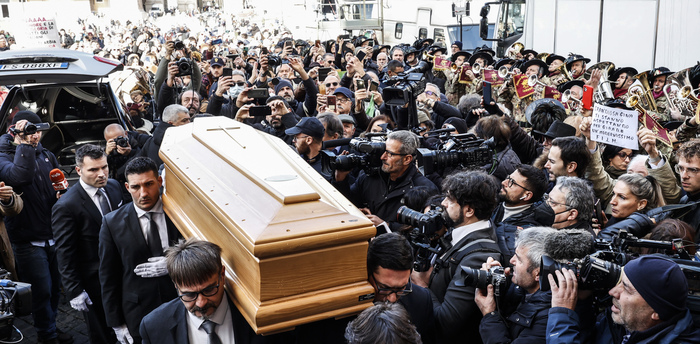 I funerali di Lollobrigida, ‘facciamola riposare in pace’
