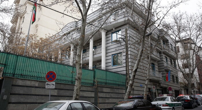 Iran: attacco all’ambasciata azera, un morto