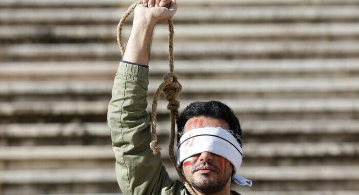 Iran, doppia condanna a morte per un manifestante 18enne