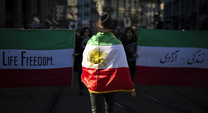 Iran: istigarono a scioperi durante proteste, 4 condanne