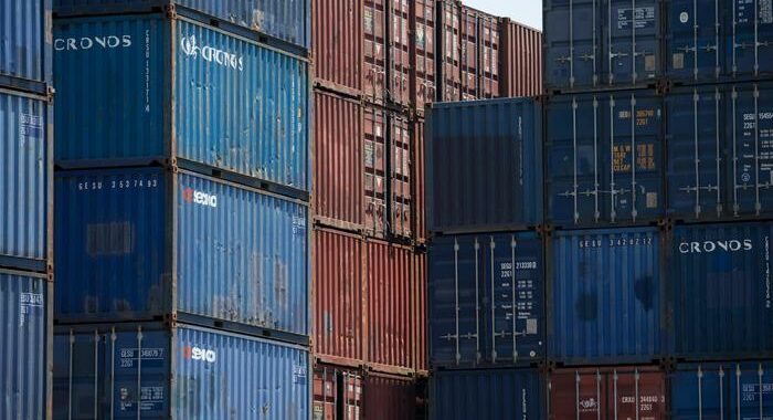 Istat, risale l’export, il saldo commerciale torna positivo