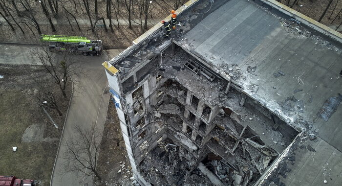 Kharkiv, missile russo su condominio, almeno un morto