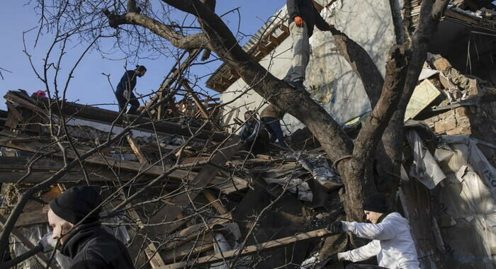 Kiev, colpito condominio a Dnipro,persone sotto le macerie