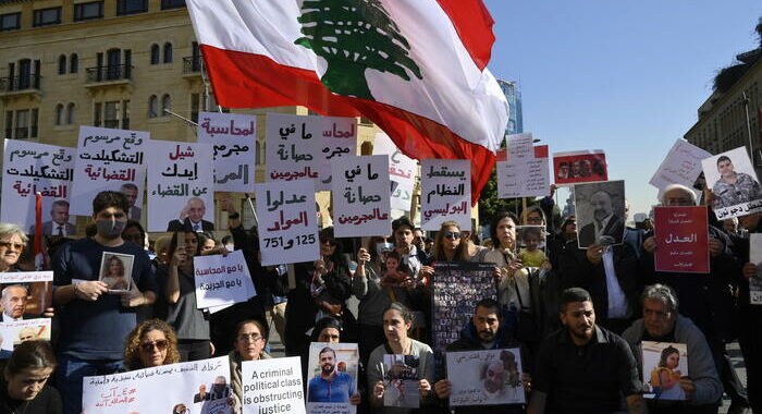 Libano: esplosione porto, in centinaia manifestano a Beirut