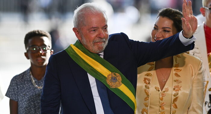 Lula inizia a governare revocando vari decreti di Bolsonaro