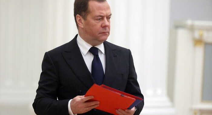 Medvedev, ‘l’Occidente è pronto a sbranare la Russia’