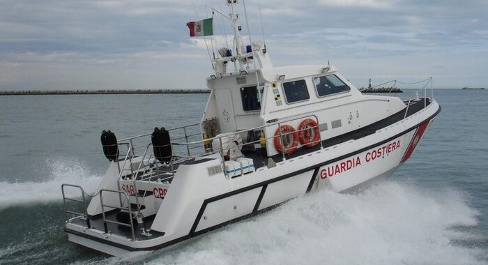 Migranti: 700 su peschereccio soccorsi da Guardiacoste e Gdf