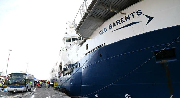 Migranti: Geo Barents a Taranto, a bordo 85 persone