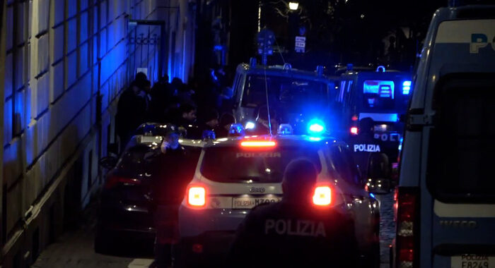 Molotov contro distretto polizia a Roma, ipotesi anarchici