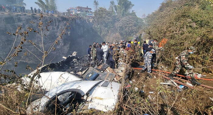 Morte tutte le 72 persone a bordo dell’aereo caduto in Nepal