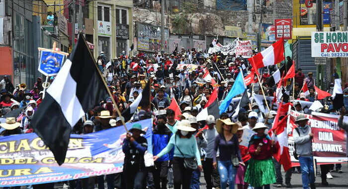 Perù, decine di feriti durante le proteste antigovernative