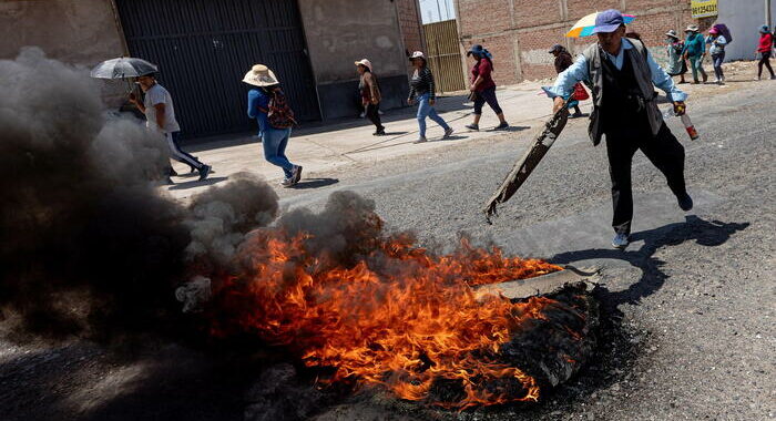 Perù, gravi incidenti fra manifestanti e polizia a Cusco