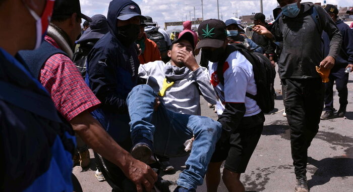 Perù: nove morti in scontri dimostranti-forze di sicurezza