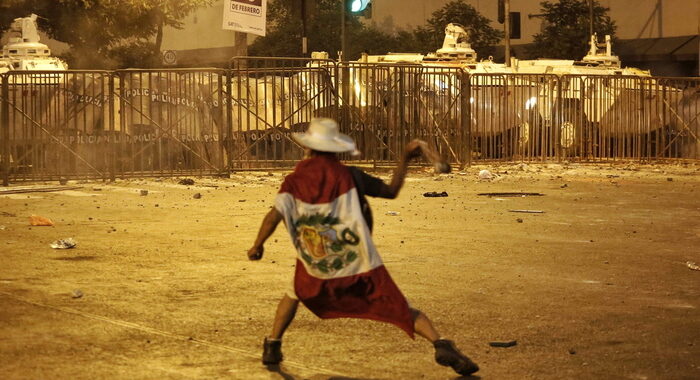 Peru, nuovi scontri a Lima tra polizia e manifestanti