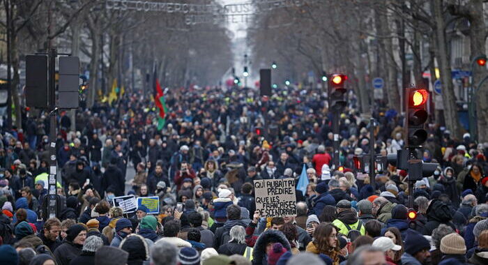 Prime tensioni alla manifestazione a Parigi, 20 fermi
