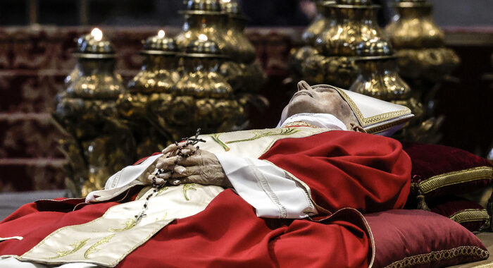 Ratzinger: 24 mila fedeli in Basilica da questa mattina