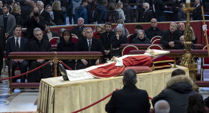 Ratzinger: 25 mila fedeli in visita prima delle 12