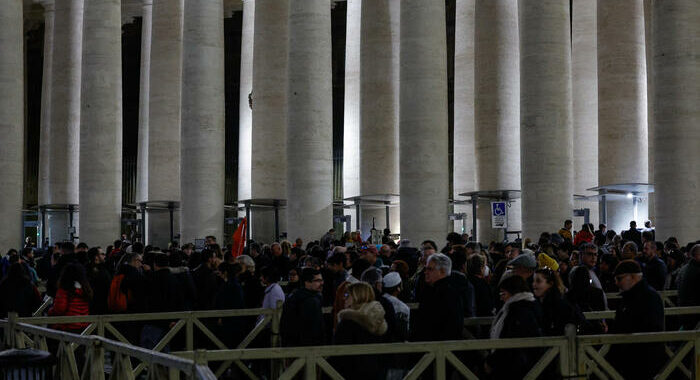 Ratzinger: 40 mila fedeli a San Pietro fino alle 14