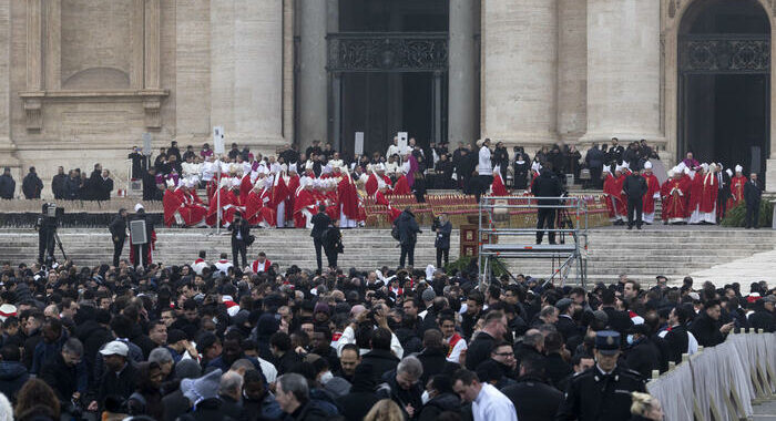 Ratzinger: arrivo bara accolto da lungo applauso, ‘Santo subito’