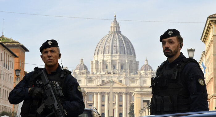 ++ Ratzinger:da stanotte al via zona rossa attorno San Pietro ++